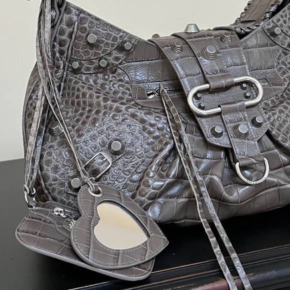 Hurry 6 more spots left! Customer Appreciation!! BALENCIAGA  Le Cagole Bag - Picture 15 of 16